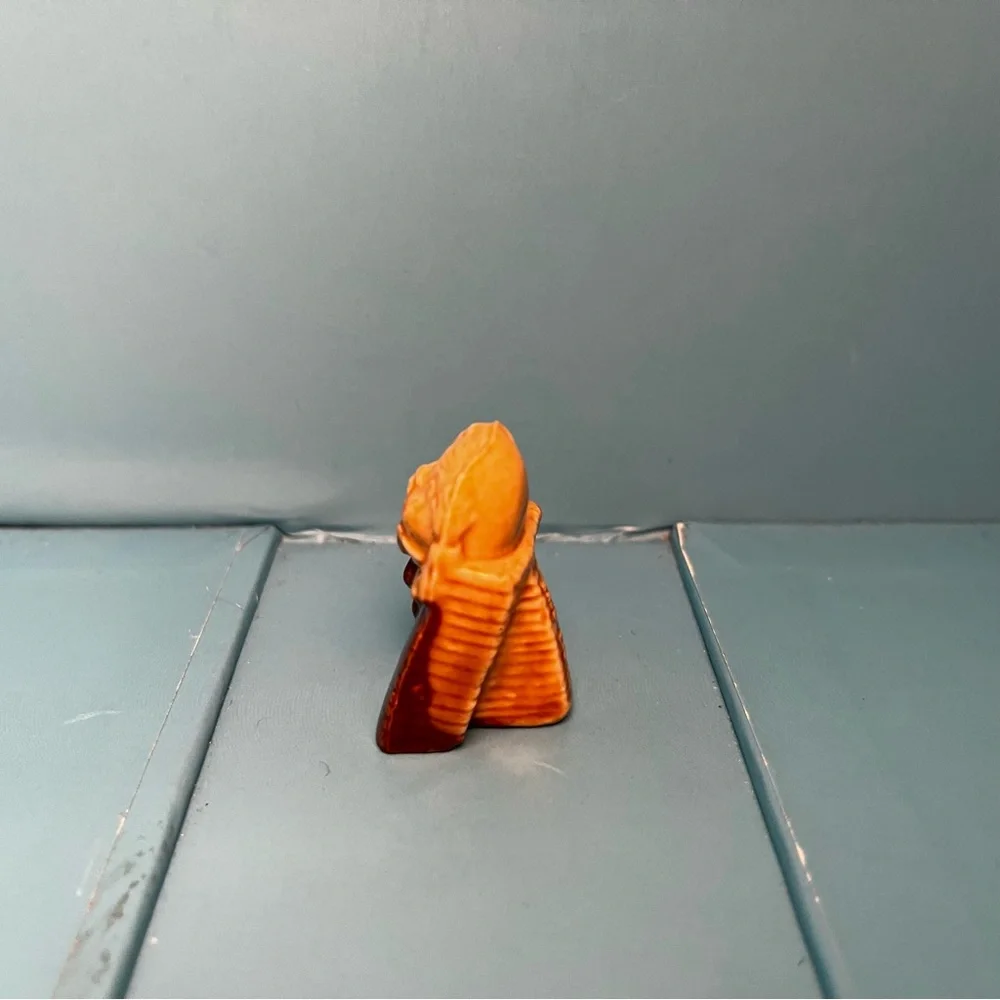 Wade Whimsies - Red Rose Tea -
Nursery Rhymes - Humpty Dumpty *small chip* - Picture 4 of 8